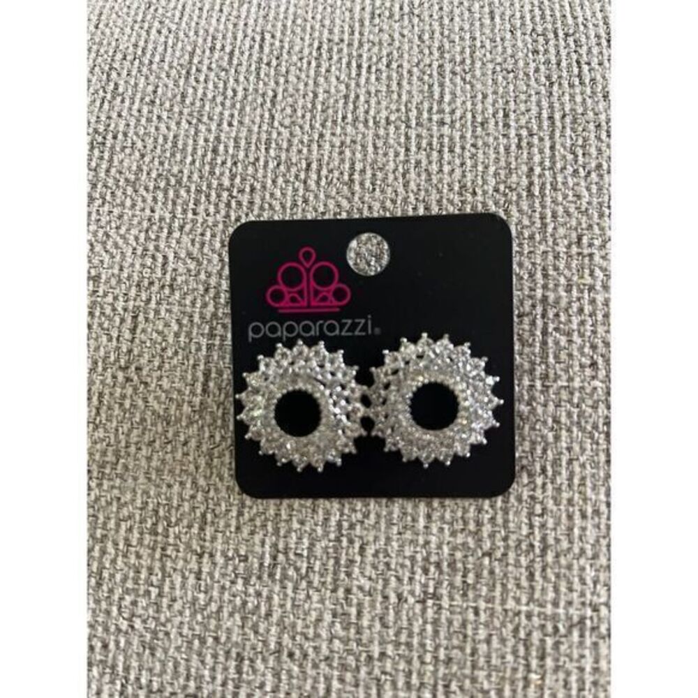 NWT Paparazzi diamond‎ earrings